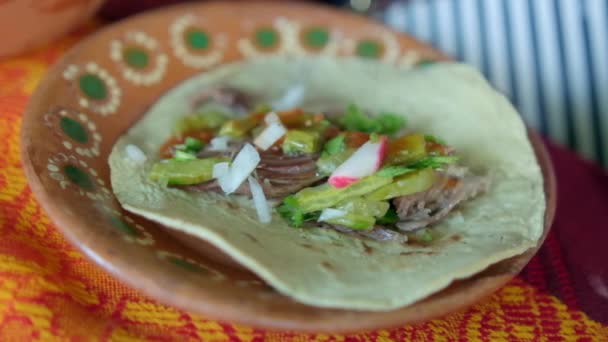 Kapky limetkové šťávy na mexickém jehněčím mase taco — Stock video