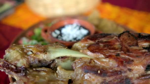 Carne asada con verduras y frijoles refritos en mantel colorido — Vídeos de Stock