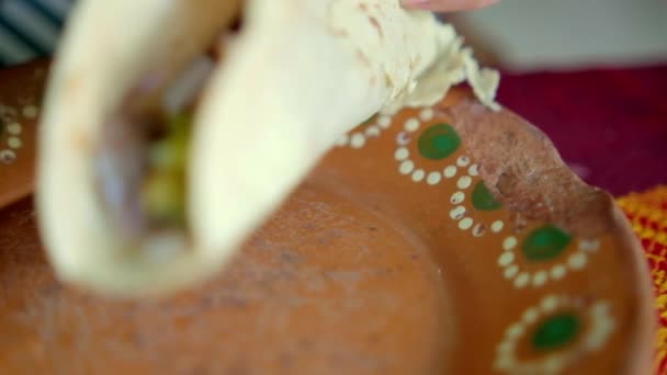 Närbild av hand innehav mexikanska lamm kött taco — Stockvideo