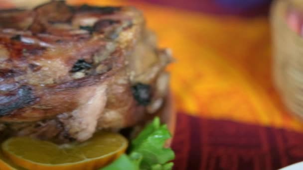 Carne asada con verduras y un tazón de salsa verde picante sobre un mantel colorido — Vídeo de stock