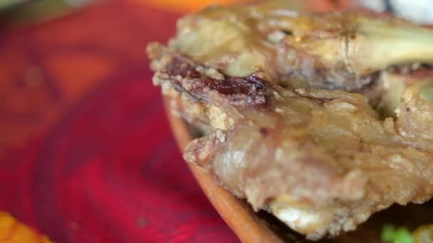 Roasted meat with vegetables and refried beans on colorful tablecloth — Stock Video