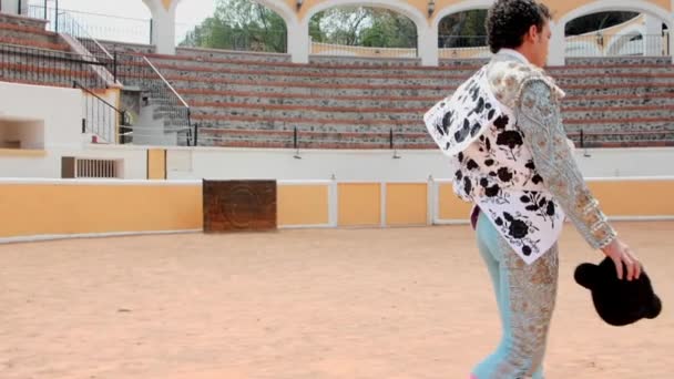 Bullfighter v modrém obleku světel pomalu kráčí v býčí aréně — Stock video