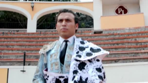 Torero con traje azul de luces caminando lentamente por la plaza de toros — Vídeos de Stock