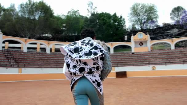 Bullfighter v modrém obleku světel se pomalu klaní v prázdném býčím ringu — Stock video