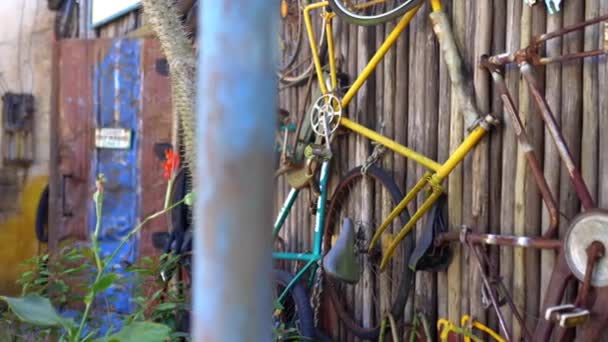 Parti di biciclette appese a una parete di bambù a secco — Video Stock