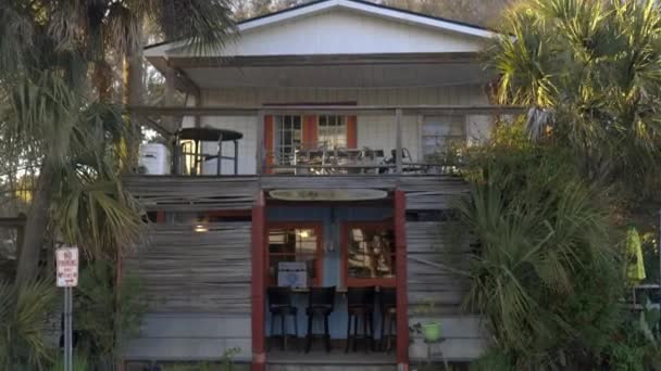 Restaurante vintage e rústico rodeado por palmeiras — Vídeo de Stock