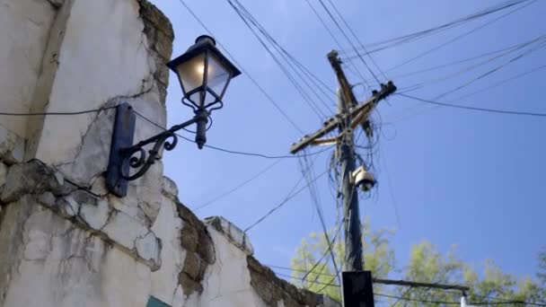 Vista ad angolo basso di rustico edificio bianco sotto il cielo blu — Video Stock