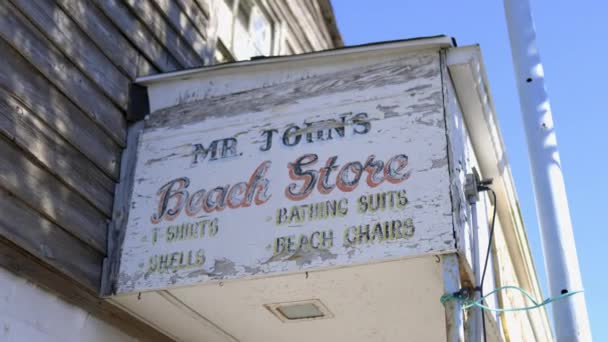 Antiguo letrero de la tienda de playa en el edificio con paredes de madera — Vídeo de stock