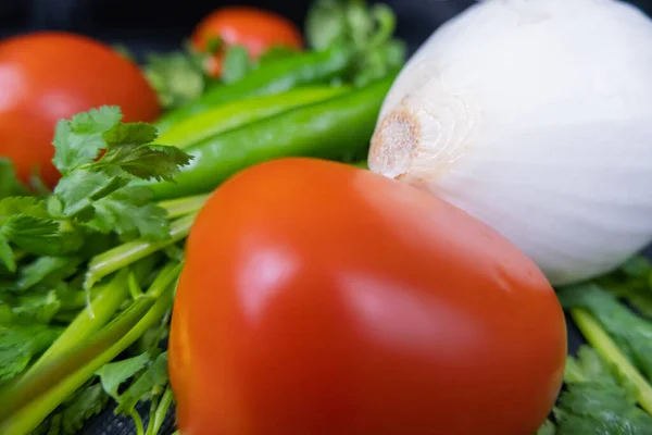 Chili paprika 's, ui en een tomaat boven koriander — Stockfoto