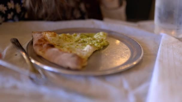 Kvinnliga barn händer prydligt ta en bit ost pizza — Stockvideo