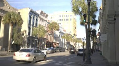 Florida 'nın huzurlu bir caddesinde devam eden trafik