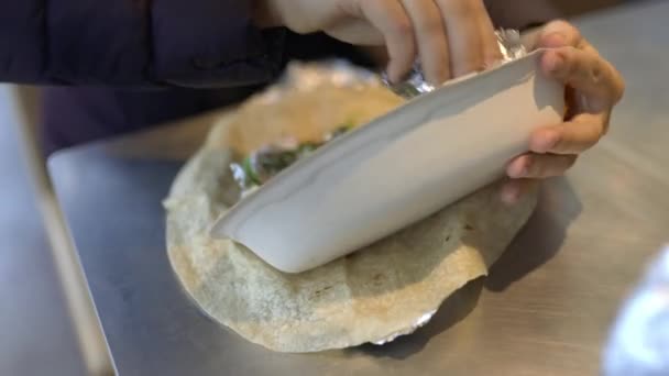 Tortilla 'ya doğranmış et ve sebze ekleyen kadın eller. — Stok video