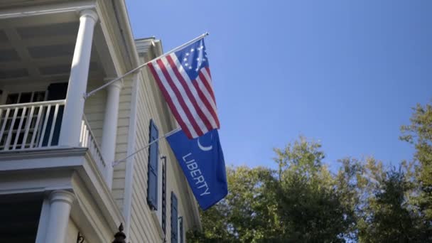 Balkonda asılı eski Amerikan bayrağı ve özgürlük bayrağı — Stok video