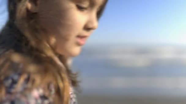 Adorable niña en la playa con hermoso mar y cielo como fondo — Vídeo de stock