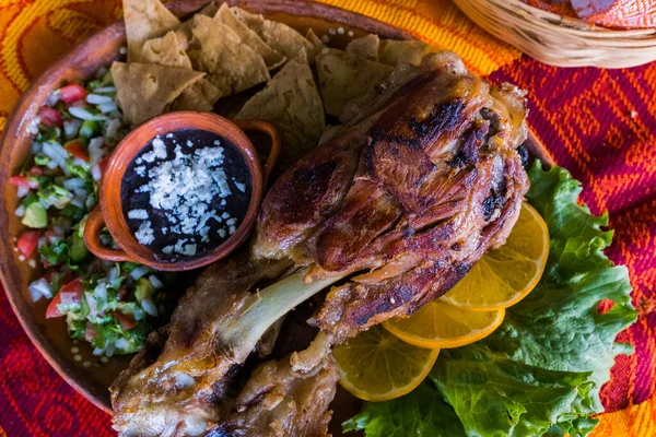 Carne asada con verduras y frijoles refritos en mantel colorido —  Fotos de Stock