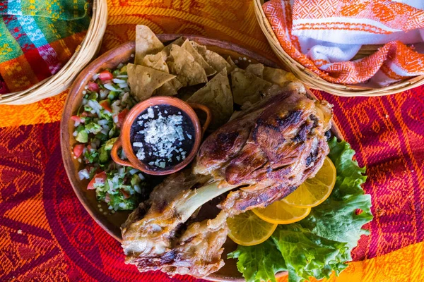 Carne assada com legumes e feijão refrito em toalha de mesa colorida — Fotografia de Stock