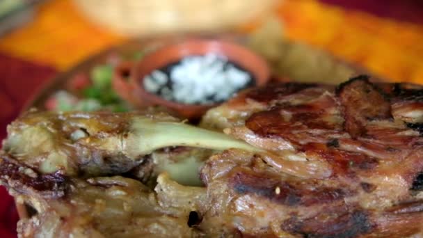 Carne asada con verduras y frijoles refritos en mantel colorido — Vídeos de Stock