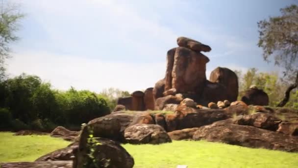 Schöne Aussicht auf Felsformationen und Bäume unter leicht bewölktem Himmel — Stockvideo