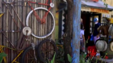 Kuru bambu duvarından sarkan bisiklet parçaları