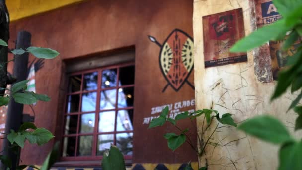 Classic African shield painted on red wall with rhomboid figures — Stock Video