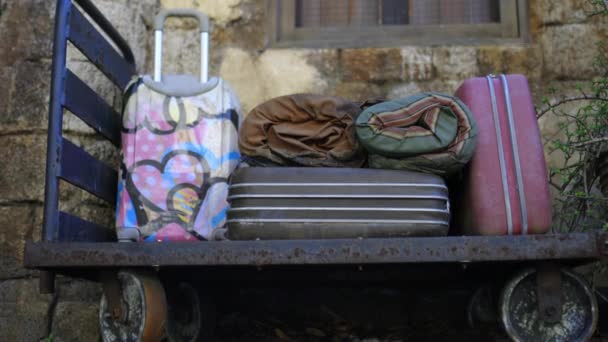 Poggyász a régi platform kocsi előtt rusztikus fal — Stock videók