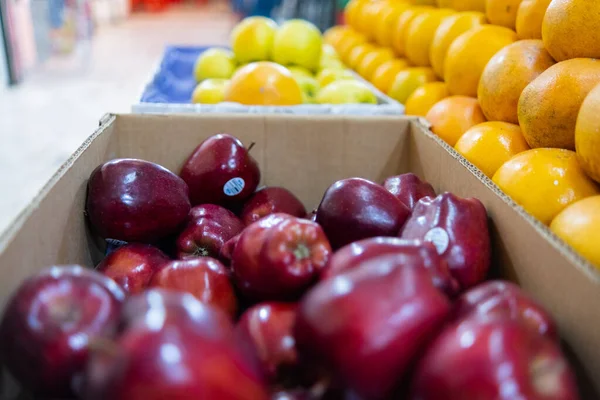 Close-up de fruteiras coloridas com maçãs e laranjas — Fotografia de Stock