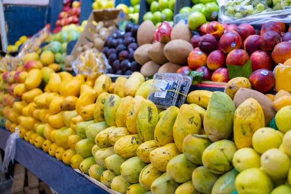 망고 , 복숭아 , 마이 마이 , 푸른 사과 및 그 외의 것들 과아름다운 과일들이 어우러져 있다 — 스톡 사진