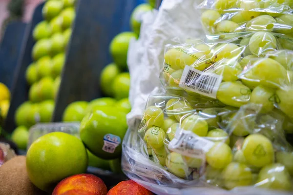 Üzüm, yeşil elma ve daha fazlası ile renkli meyve standı