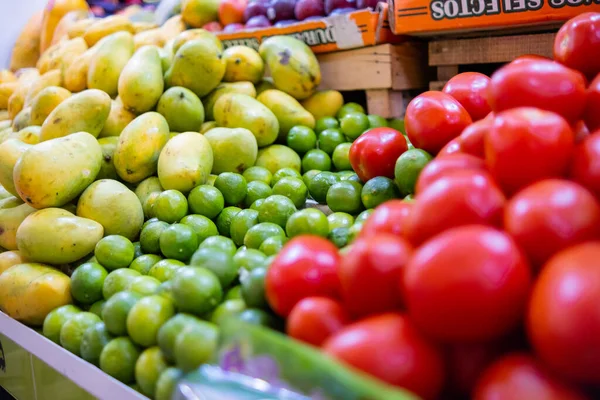 토마토, 리메, 망고등의 화려 한 야채와 과일이서 있다 — 스톡 사진