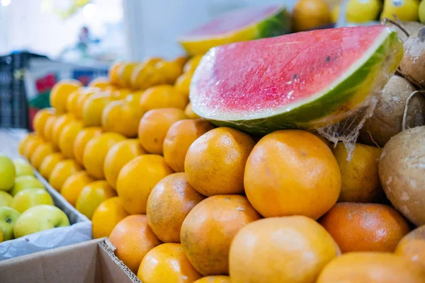 오렌지, 얇게 썬 수박, 사과 및 기타 과일들 과 함께 서 있는 화려 한 과일들 — 스톡 사진
