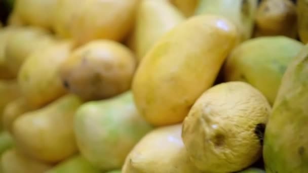 Close-up dari warni stand buah dengan tumpukan mangga — Stok Video