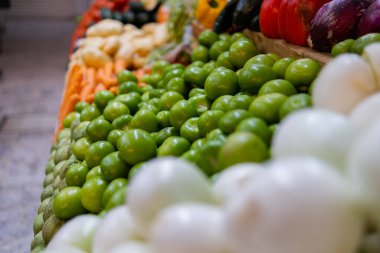 Renkli sebzeler soğanlı, yeşil domatesli, dolmalık biberli ve dahası var.