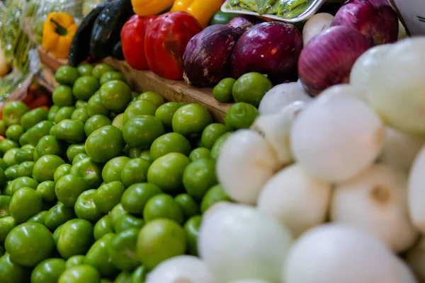 파랗고 화려 한 야채들 이 양파, 녹색 토마토, 피망 및 그 밖의 것들 과 함께 서 있다 — 스톡 사진