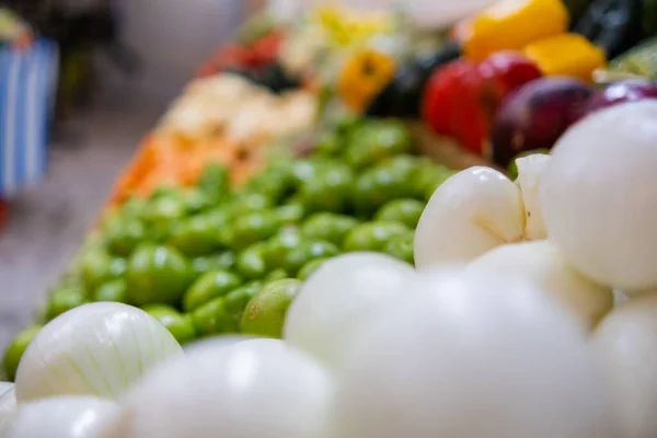 파랗고 화려 한 야채들 이 양파, 녹색 토마토, 피망 및 그 밖의 것들 과 함께 서 있다 — 스톡 사진