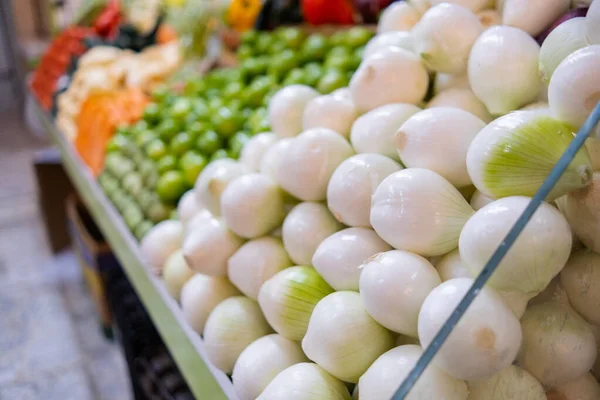 Барвисті овочі стоять з цибулею, зеленими помідорами, болгарським перцем та іншими — стокове фото