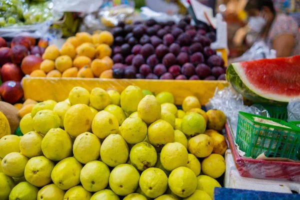 Frutas coloridas com goiabas, mangas, pêssegos e muito mais — Fotografia de Stock