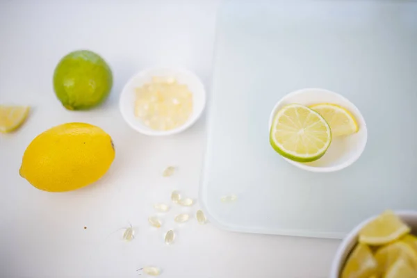 Чаша витаминов и миска лимона и лайма — стоковое фото