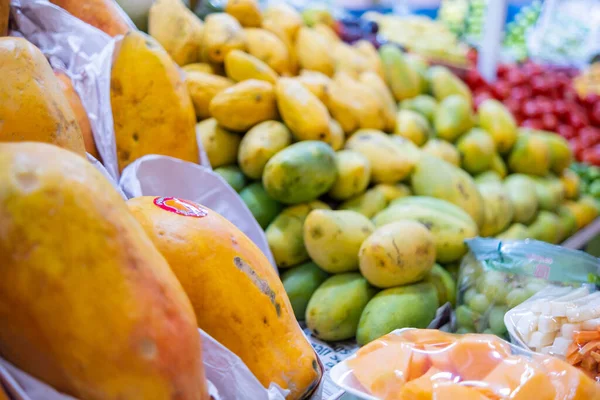 싱싱 한 파파야 , 망고 , 그리고 더 많은 과일이 들어 있는 화려 한 과일들 — 스톡 사진