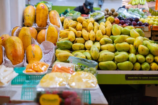 신선 한 파파야, 망고, 화려 한 과일들 이서 있다 — 스톡 사진