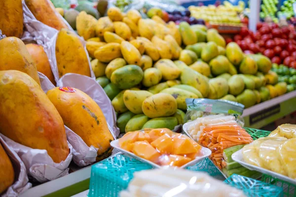 Taze papayalar, mangolar ve renkli meyveler.