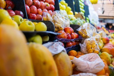 Papayalar, mandalinalar, elmalar, mangolar ve daha fazlası ile renkli meyve standı