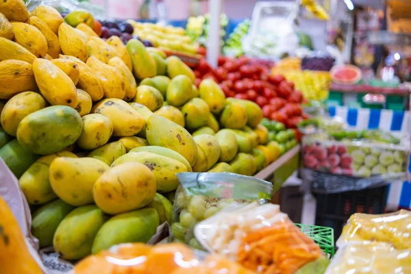 파랗고 노란 망고를 곁들여 놓은 다채 로운 과일 과 그 밖의 것들 — 스톡 사진