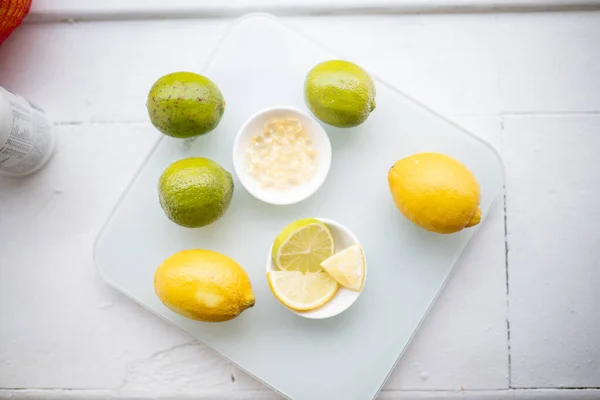 Чаша витаминов и миска лимона и лайма — стоковое фото
