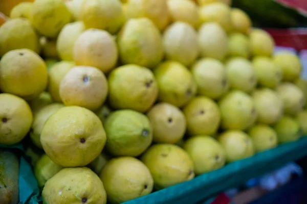 Primer plano del puesto de frutas de colores con un montón de guayabas — Foto de Stock