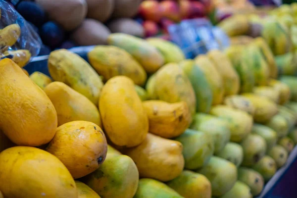 Farverig frugtstativ med mango, små bananer og meget mere - Stock-foto