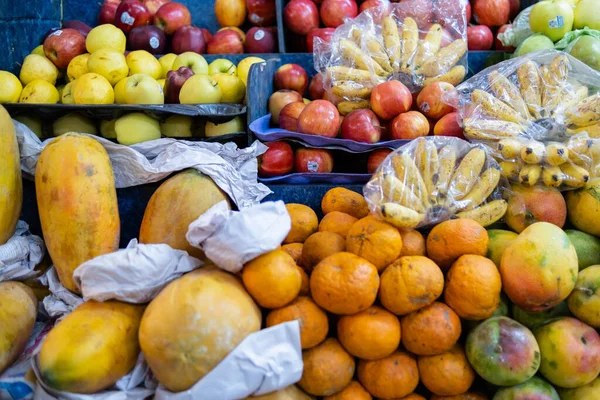 Kleurrijke fruitkraam met papaja 's, mandarijnen, bananen en meer — Stockfoto