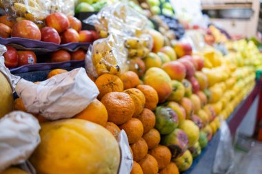 Papayalar, mandalinalar, elmalar, mangolar ve daha fazlası ile renkli meyve standı