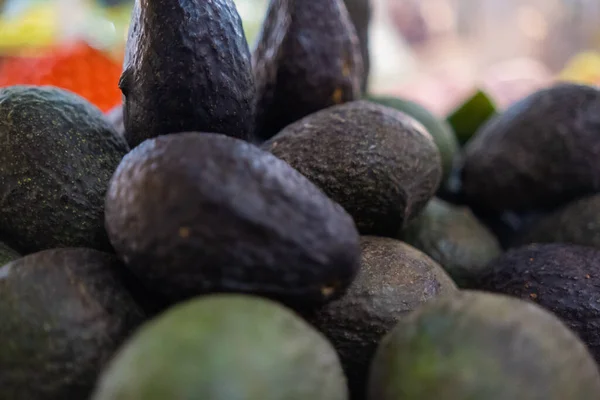 Stapel verse avocado 's met wazige achtergrond — Stockfoto