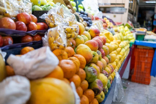 Soporte colorido de frutas con papayas, mandarinas, manzanas, mangos y más —  Fotos de Stock