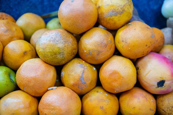 Close-up van kleurrijke fruitkraam met stapel sinaasappels — Stockfoto